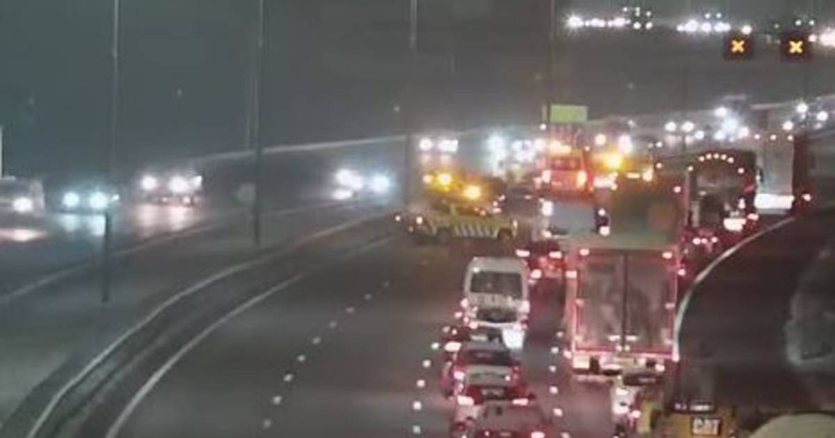 Ongeluk zorgt voor file op A28 richting Zwolle: meer dan een uur vertraging.