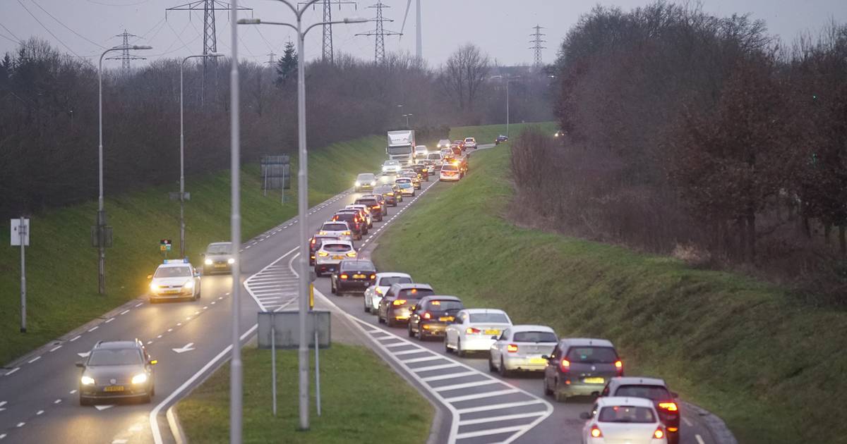 Verkeersinfarct rond Vijfhoek na ongeluk op N348 in Deventer.