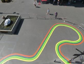 Stadslogo in regenboogkleuren siert Muntplein