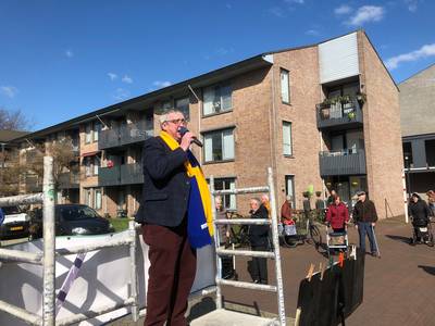 Handjes gaan de lucht in tijdens serenade voor bewoners zorgcentrum