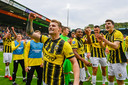Nikolai Baden Frederiksen en de selectie van Vitesse na de derby tegen NEC.