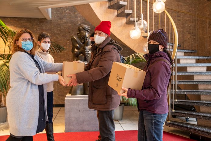De overhandiging van honderden bezwaarschiften op het gemeentehuis in Rumst.