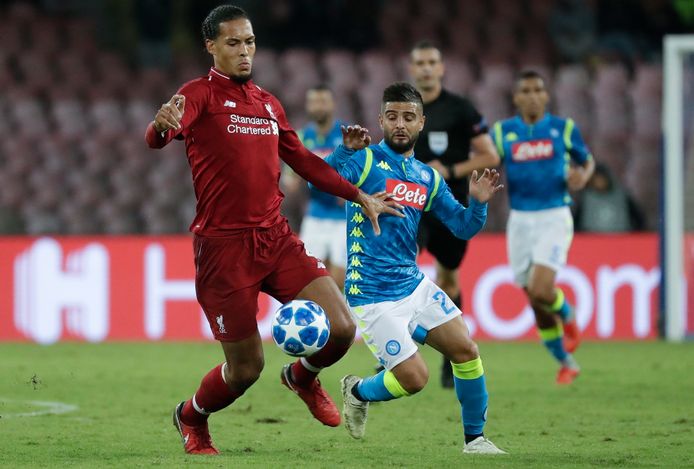 Ook al lijkt Lorenzo Insigne hier naast Virgil van Dijk nog zo nietig, vorig jaar besliste hij voor Napoli het duel met Liverpool.