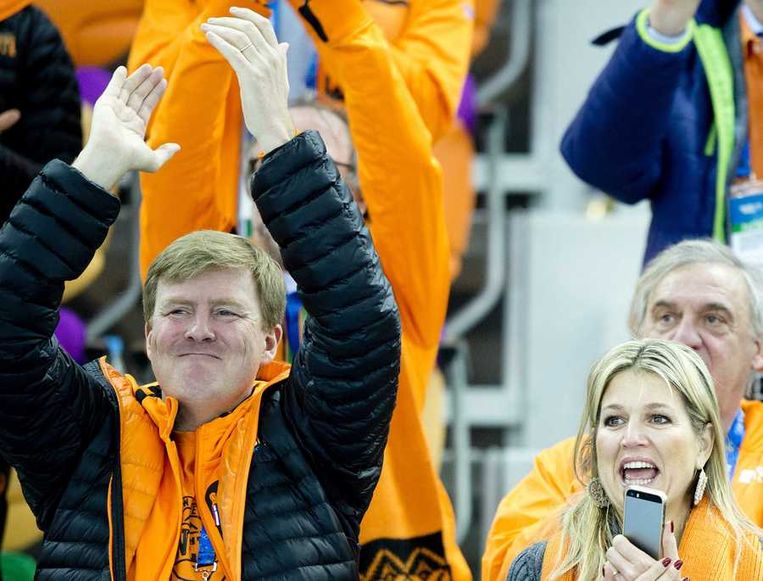 Koning WIllem-Alexander en koningin Maxima juichen voor Michel Mulder die de gouden medaille wint op de 500 meter tijdens de Olympische Winterspelen. Beeld anp