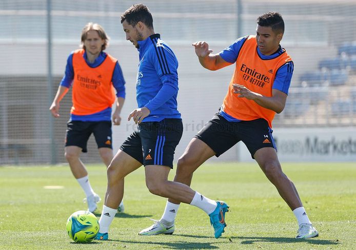 Eden Hazard in duel met Casemiro op training. Modric kijkt toe.