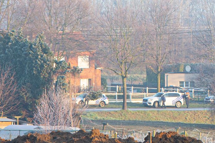 Lokale agenten van de politiezones Zennevallei, Dilbeek en Rode hielden de woning urenlang onder schot.