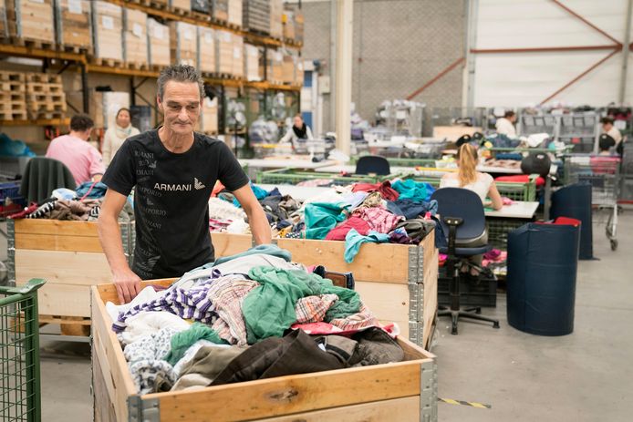 Schrijfmachine Voorstad rijk Niks liever dan 10.000 kilo kleding sorteren in Schijndel | Schijndel |  bd.nl