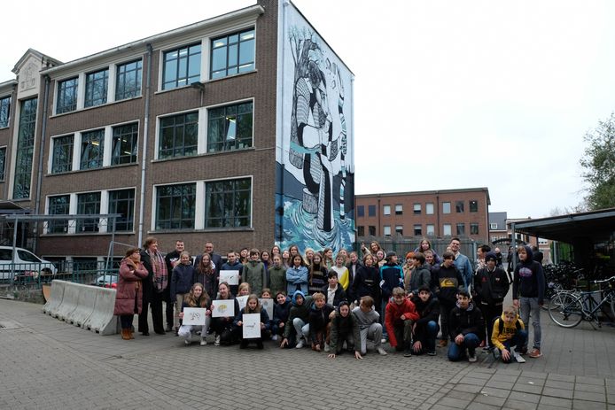 Enkele klassen van het Sint-Gummaruscollege waren present bij de officiële onthulling van de muurschildering.