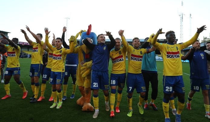 De spelers van KVC Westerlo vieren hun overwinning tegen Virton.
