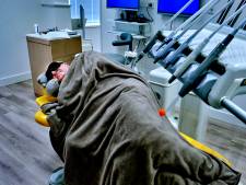 Drukke dag of niet, deze tandarts doet elke dag een dutje in de tandartsstoel: ‘Dan kan ik er weer tegen’