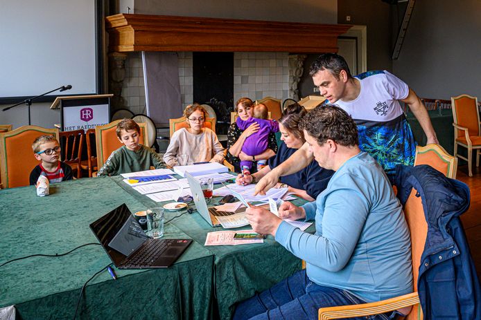 Oekraïense vluchtelingen krijgen in 't Raedthuys hulp bij registratie en andere formaliteiten van een team van de gemeente Tholen.
