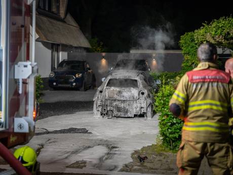 Auto brandt uit in Duiven: mogelijke sprake van brandstichting
