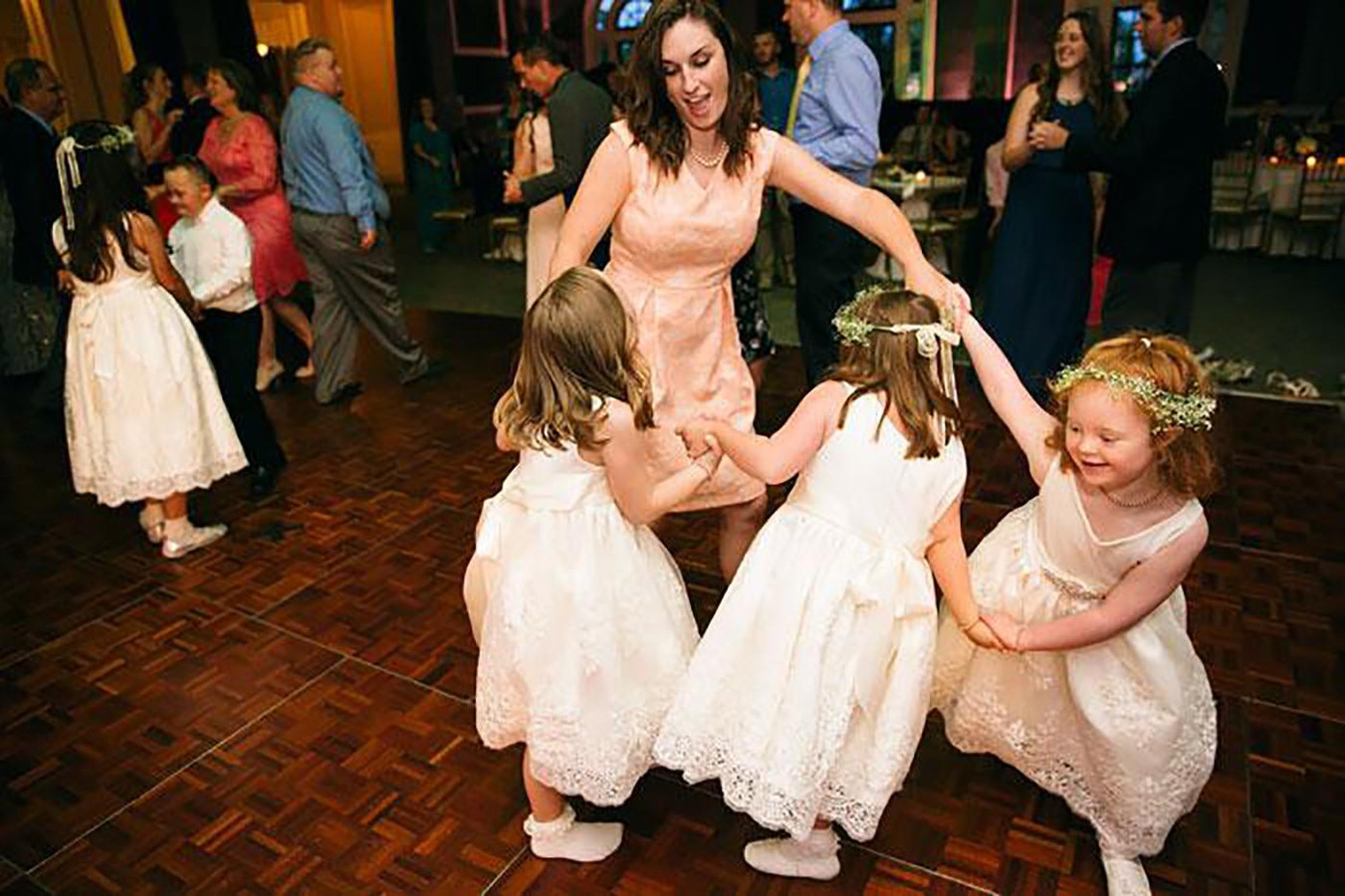 Танцующие дауны. Дети на свадьбе. Дети танцуют на свадьбе. Учитель на свадьбе. Дауны свадьба.