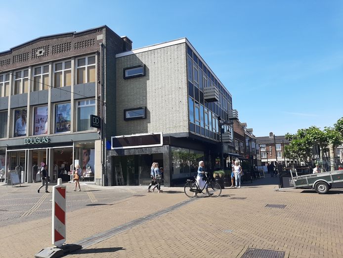 De hoek waar Simons to go komt, naast Douglas (Hamburgerstraat) en het huidige Stadscafe Simons op het Simonsplein.