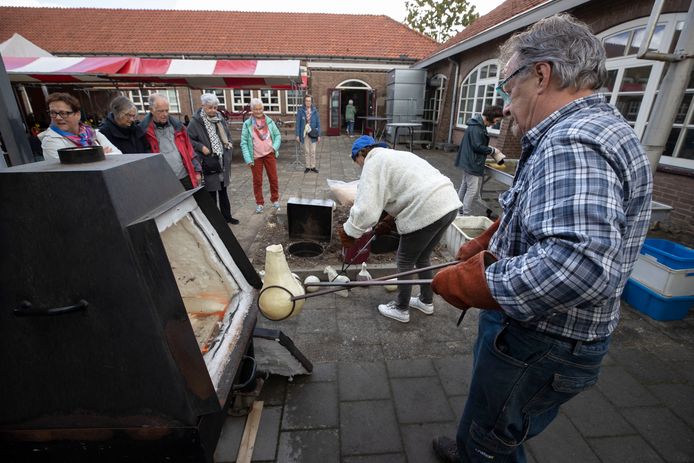 Hier is Hans Deeben bezig met het stoken van de raku-oven bij het Eindhovense StadsHobbycentrum.