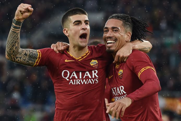 Gianluca Mancini en Chris Smalling juichen.