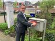 Pieter van Zwanenburg doet een felicitatiekaart op de bus in Haaksbergen
