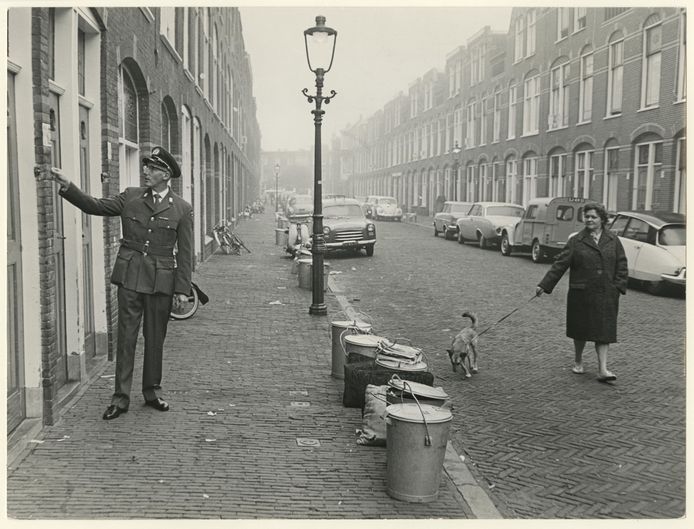 P.R. Molier van de reinigingspolitie belt in 1965 bij een huis in de Mariottestraat aan. Wie heeft die rommel tussen de vuilnisbakken gelegd?