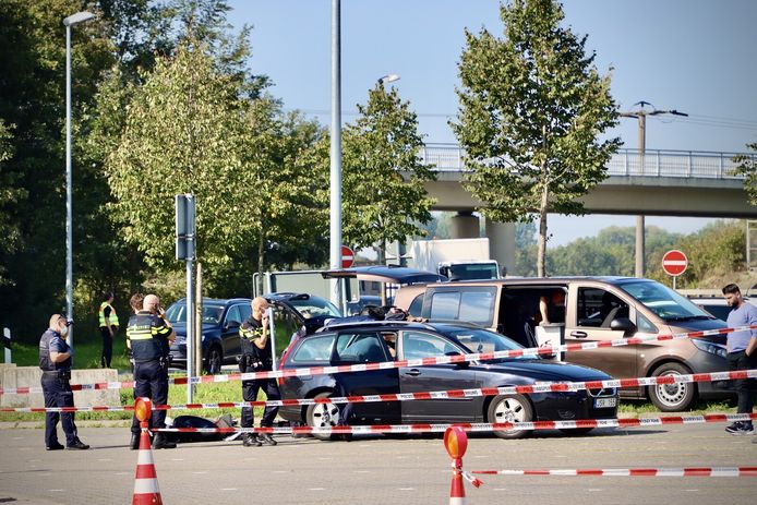 De Albanees werd bij een controle aan de grens met De Lutte betrapt met valse reisdocumenten en drie doorgeladen vuurwapens met geluidsdempers en munitie. Beeld ter illustratie.