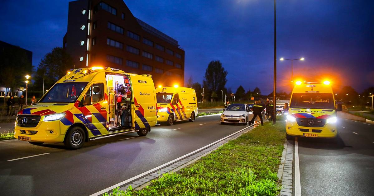 Kind op fiets gewond na botsing met auto in Apeldoorn.