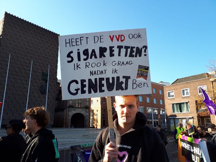 Gerben van den Berg uit Apeldoorn met een bord met een duidelijke boodschap. Er stonden zondag op de Markt in Arnhem voor het Provinciehuis zo'n 300 mensen te protesteren tegen de woningnood.