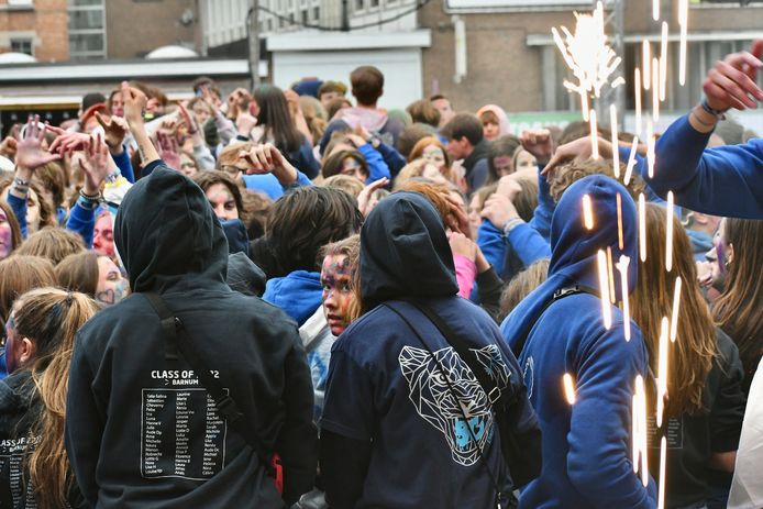 In Roeselare vierden ze de 50 dagen in plaats van de 100 dagen. De jongeren gingen vanaf 6u 's morgens uit de bol op het Polenplein.
