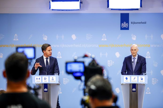 Premier Mark Rutte en minister Ernst Kuipers (Volksgezondheid, Welzijn en Sport) tijdens de coronapersconferentie.