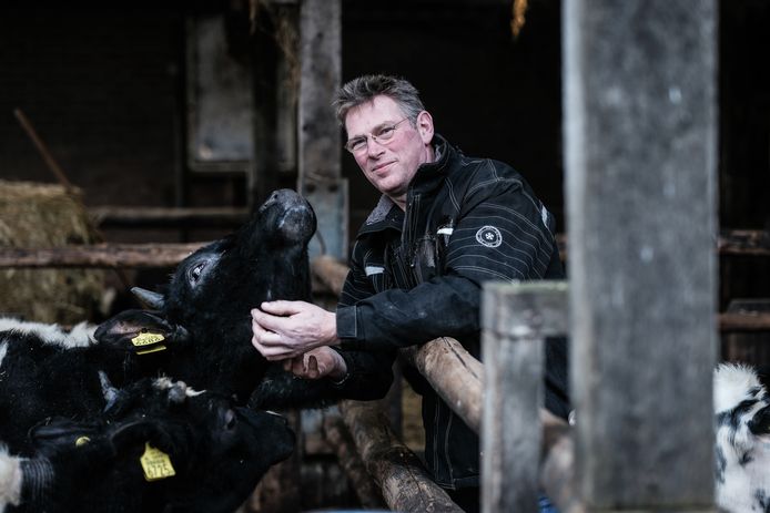 John Arink in een stal van zijn biologische boerderij.