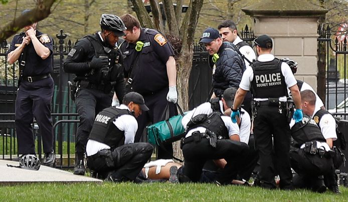 Politie en reddingsmedewerkers bij een man die zijn eigen jas in brand stak voor het Witte Huis.