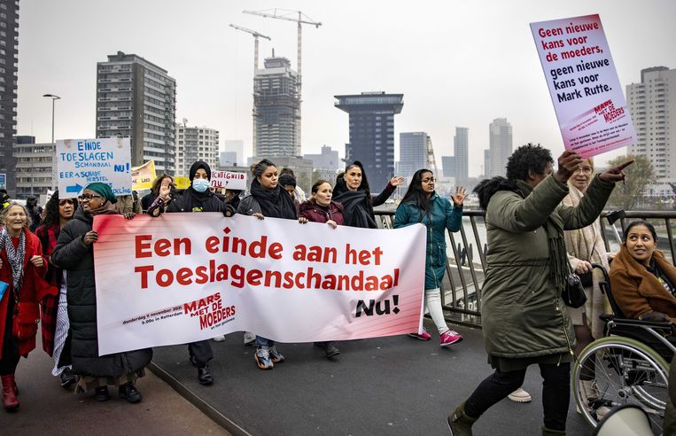 Gedupeerde ouders van de toeslagenaffaire lopen mee in de Mars met de Moeders (november 2021) in Rotterdam. Beeld Ramon van Flymen, ANP
