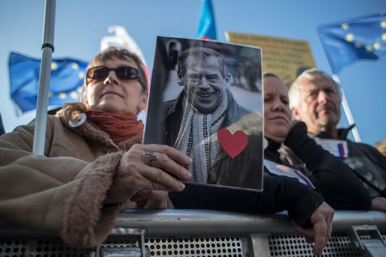 Een vrouw houdt een foto van Vaclav Havel vast. Beeld EPA