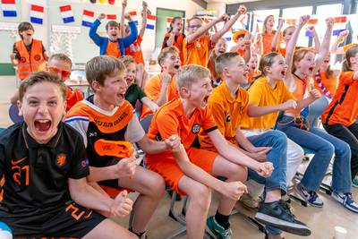 Wat als de eindmusical van groep 8 tegelijk is met het Nederlands elftal?