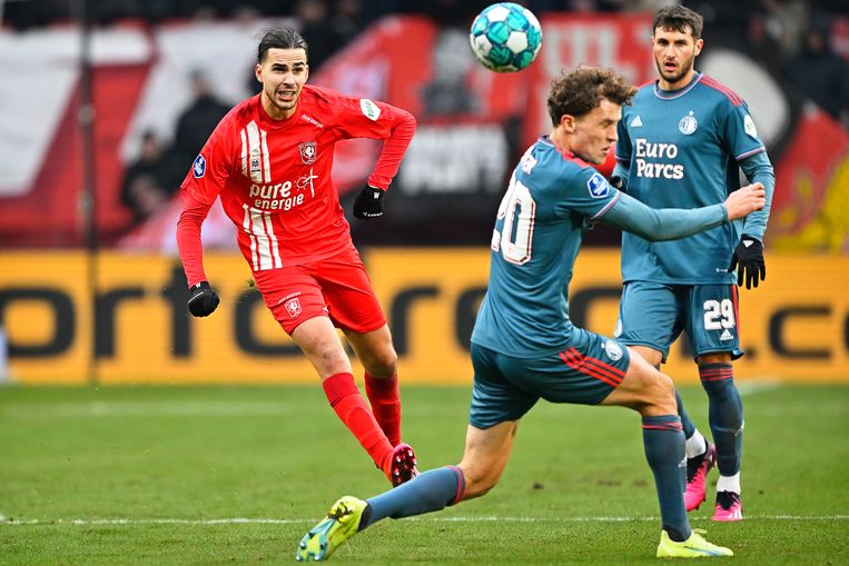Ramiz Zerrouki, die van FC Twente niet naar Feyenoord mocht verhuizen, verstuurt tijdens FC Twente - Feyenoord een pass over Mats Wieffer heen. Beeld Guus Dubbelman / de Volkskrant