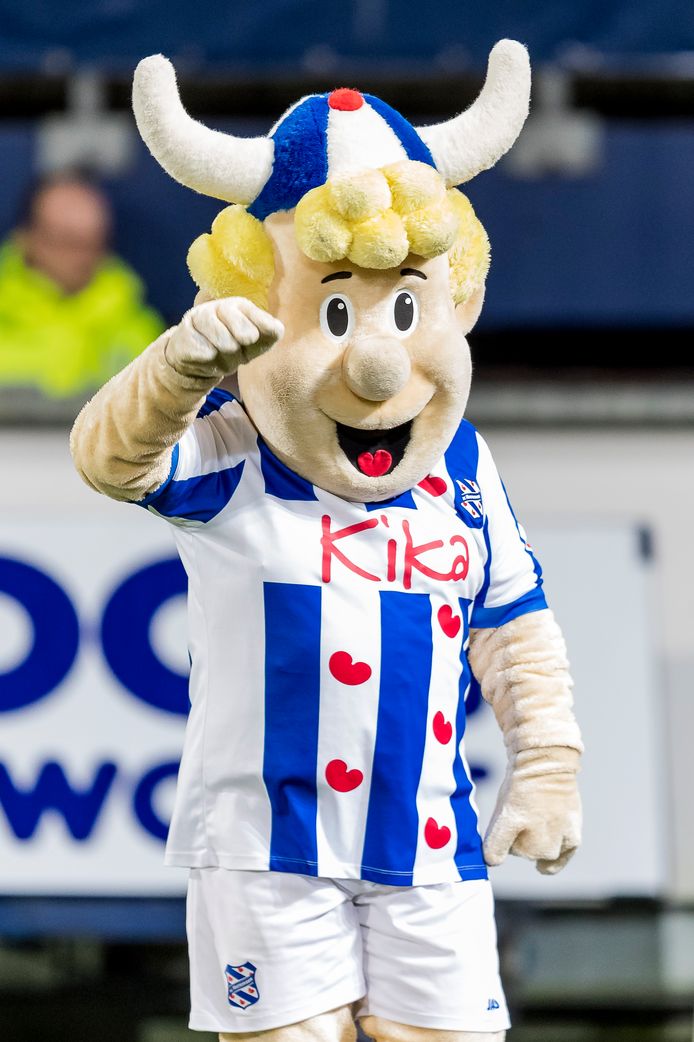 De man die 22 jaar voor voetbalclub Heerenveen in het pak van mascotte Heero kroop, is op non-actief gesteld.