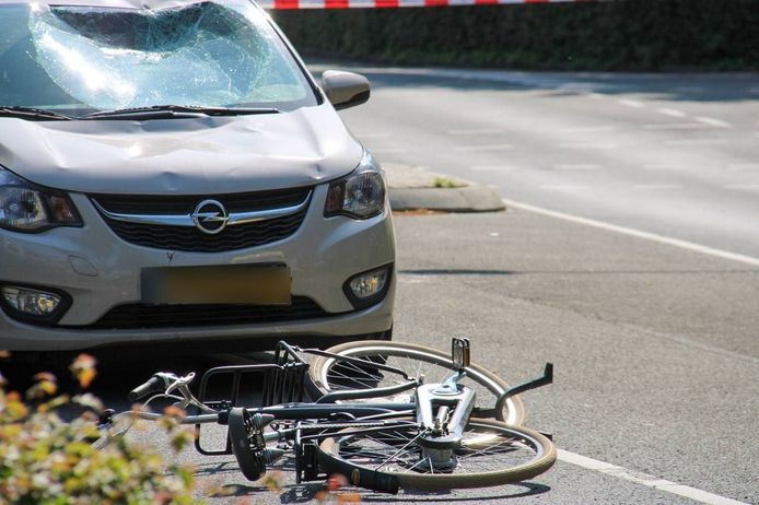 Een fietser is in Apeldoorn geschept op een oversteekplaats.
