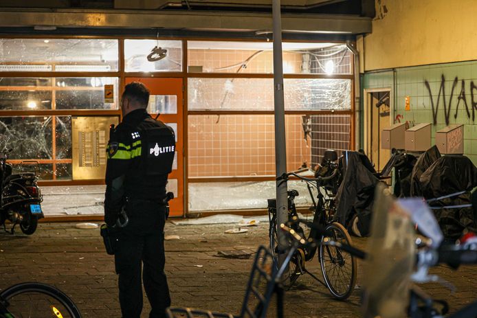 In het Mastbos in Amsterdam-Noord heeft zich een explosie voorgedaan.  Op de muur is geschreven 