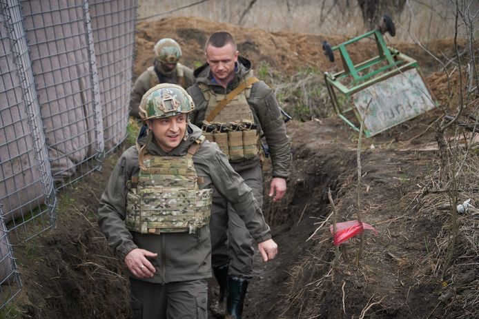 President Volodimir Zelenski op werkbezoek aan de Oost-Oekraïense grens.