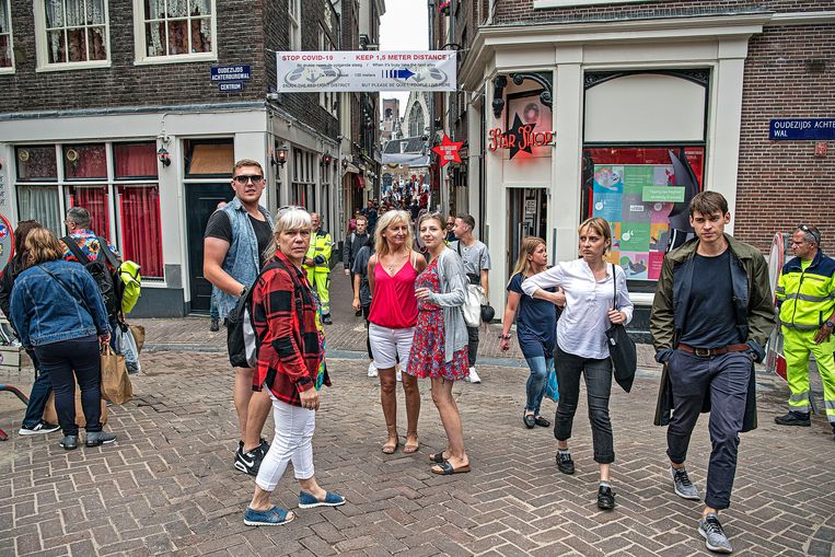 Het aantal toeristen op de Wallen is weer flink toegenomen in Amsterdam. Om te zorgen dat de regels goed worden nageleefd, stelt de gemeente het alcoholverbod in. Beeld Guus Dubbelman / de Volkskrant