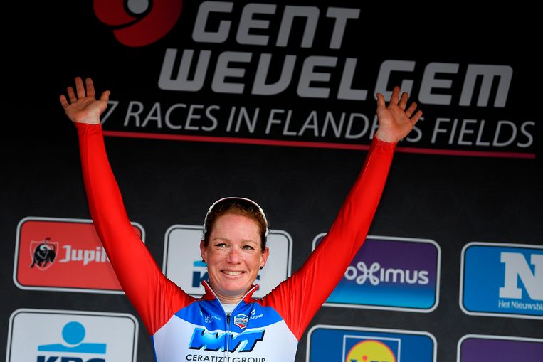 Kirsten Wild op het podium na het winnen van Gent-Wevelgem. Beeld AFP
