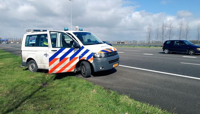 Het politiebusje uit Twente dat op weg was naar Den Haag, hield toezicht op de Ring Utrecht maandag.