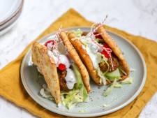 Wat Eten We Vandaag: Naanwraps met falafel en knoflooksaus