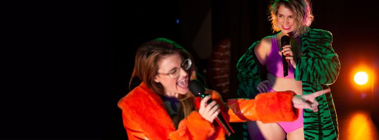 Nydia van Voorthuizen (links) en Marie Lotte Hagen in ‘Zelf weten’.  Beeld Casper Koster