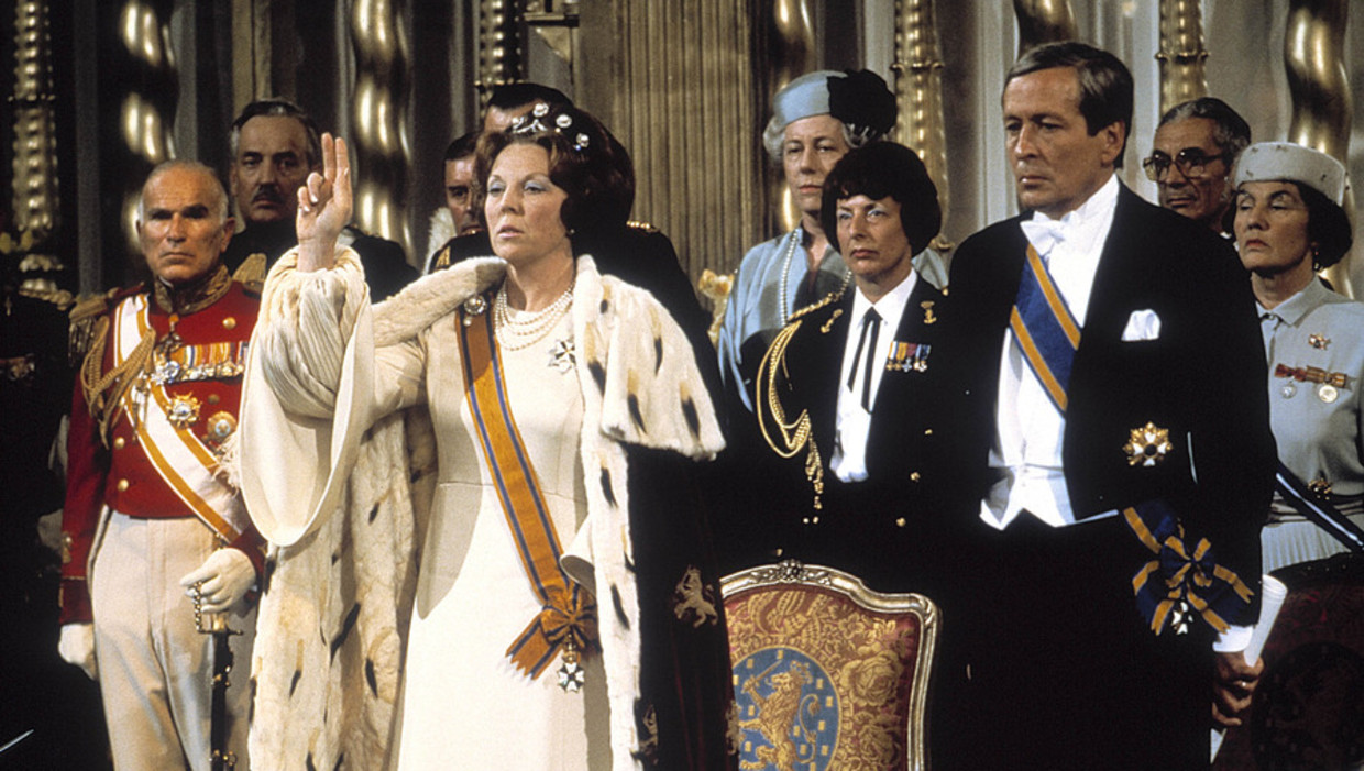 Koningin Beatrix legt de eed af tijdens haar inhuldiging als koningin in de Nieuwe Kerk in Amsterdam. Beeld anp