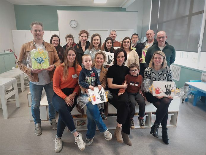 Iedereen die meehielp om de nieuwe klas te realiseren kreeg een zelf gemaakt cadeautje van de kleuters.