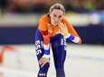 Schaatspak Schouten levert ruim 10.000 euro op voor Giro555, KNVB vangt vluchtelingen op