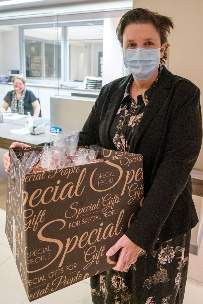 De dokwerkers gingen de pakketten met muffins overhandigen aan het personeel van De Mick.