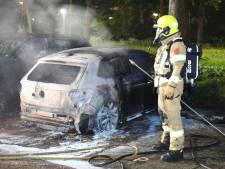 Geparkeerde auto voor groot deel verwoest door brand