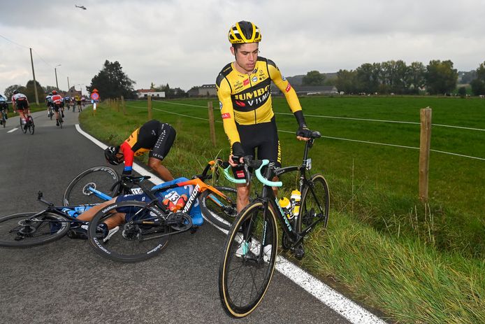 Van Aert duikt de gracht in