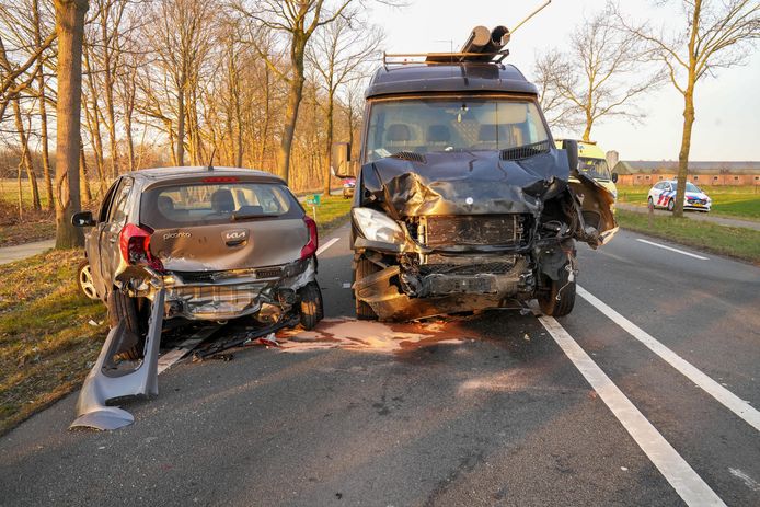 Een moeder en kind raakten gewond bij een verkeersongeluk aan de Elsendorpseweg in Elsendorp.