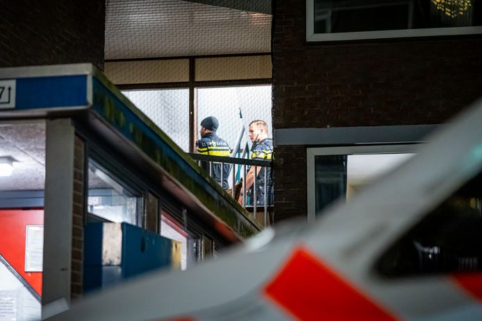 Agenten die op de melding afkwamen, ontdekten dat er in een woning ruzie was ontstaan tussen twee groepen na een feestje.